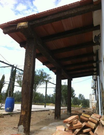 Detalle de construcción de barra de bar exterior para patio de casa