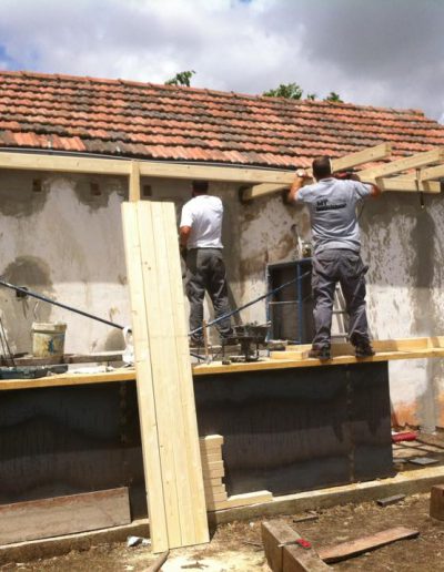 Trabajadores en la construcción de porche exterior en madera
