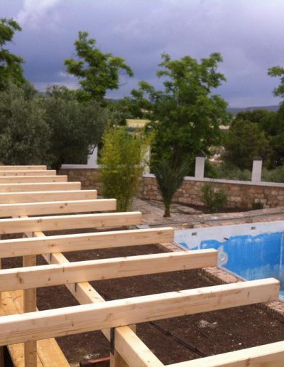 Construcción de piscina y porche de madera para patio