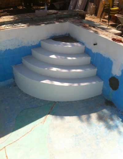 Detalle construcción escaleras de piscina obra