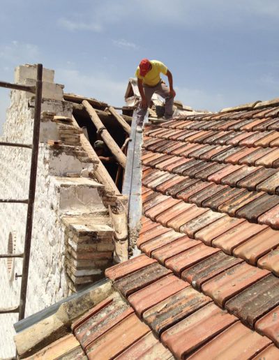 Renovación de tejado con trabajador