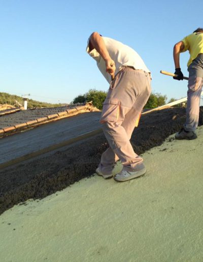 Detalle construcción de tejado con trabajadores