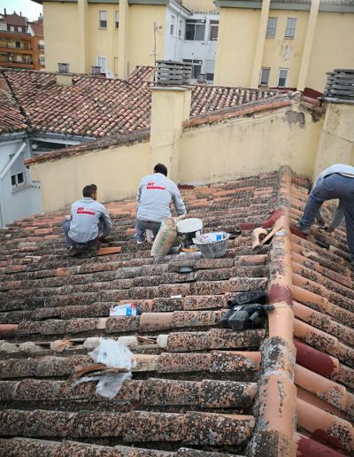 Trabajadores renovando un tejado