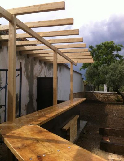 Construcción de barra de bar exterior en madera para patio de casa o chalet