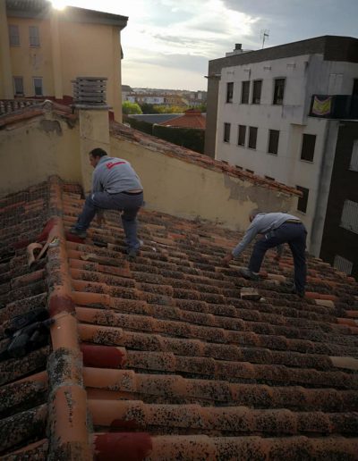 Trabajadores 2 renovando un tejado